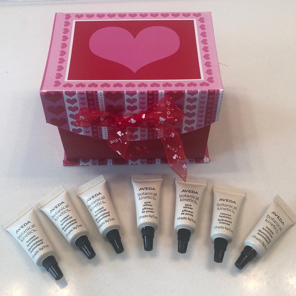 Brand New AVEDA Face Samples Heart 8 Piece Gift Set SUPER CUTE